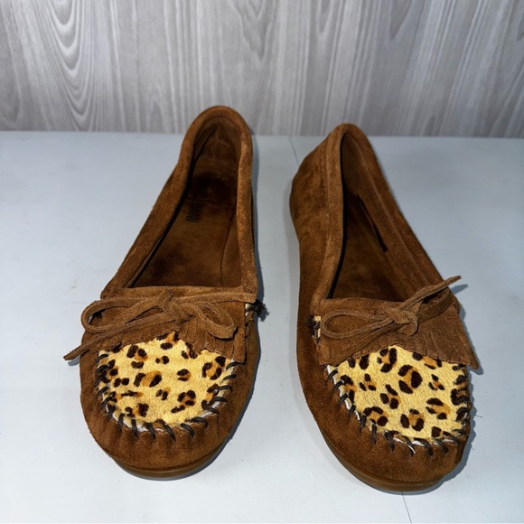 Minnetonka Tan Leopard Print Suede Cow Hair Size US 8 Women’s Slip-On Moccasins - Picture 1 of 8